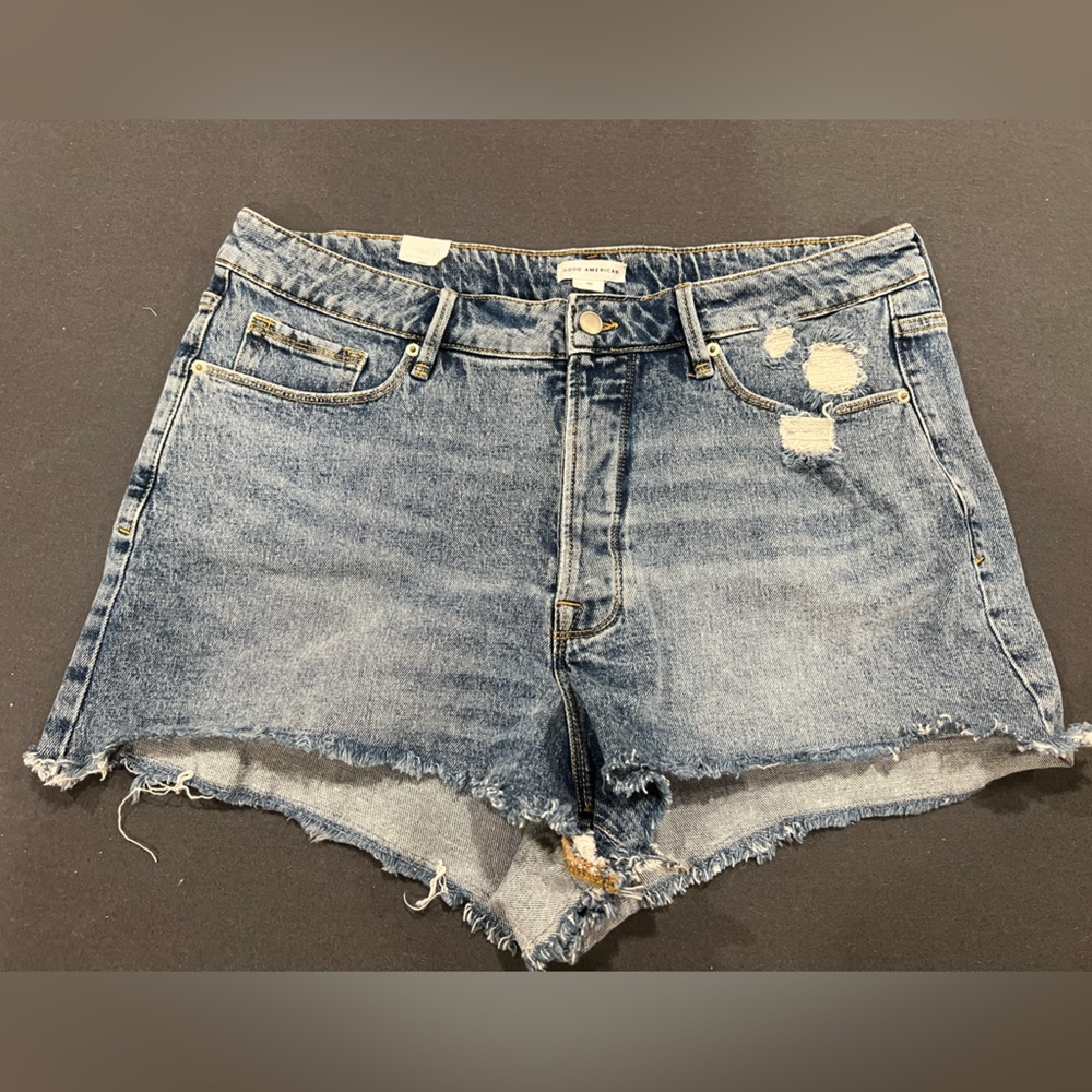 Good American Denim High Waisted Bombshell Short Women’s Size 16